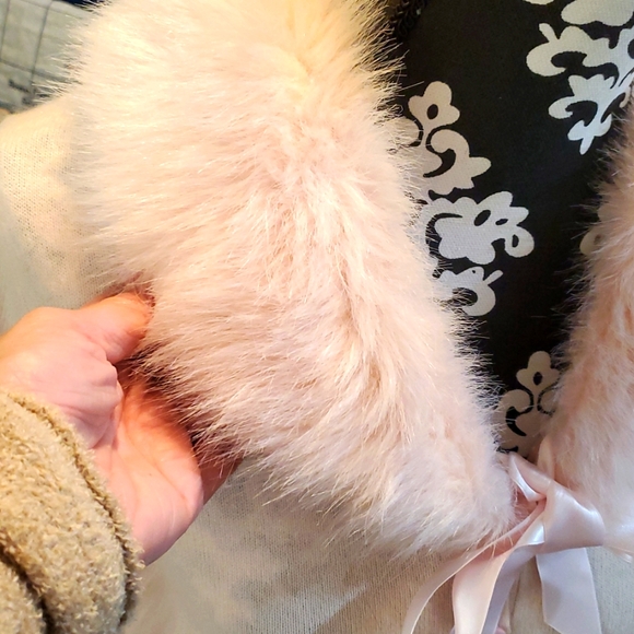 Valerie Stevens Cashmere removable faux fur collar - Picture 3 of 7